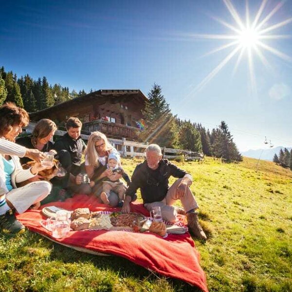 gemeinsames Picknick vor der Kristemoarhütte