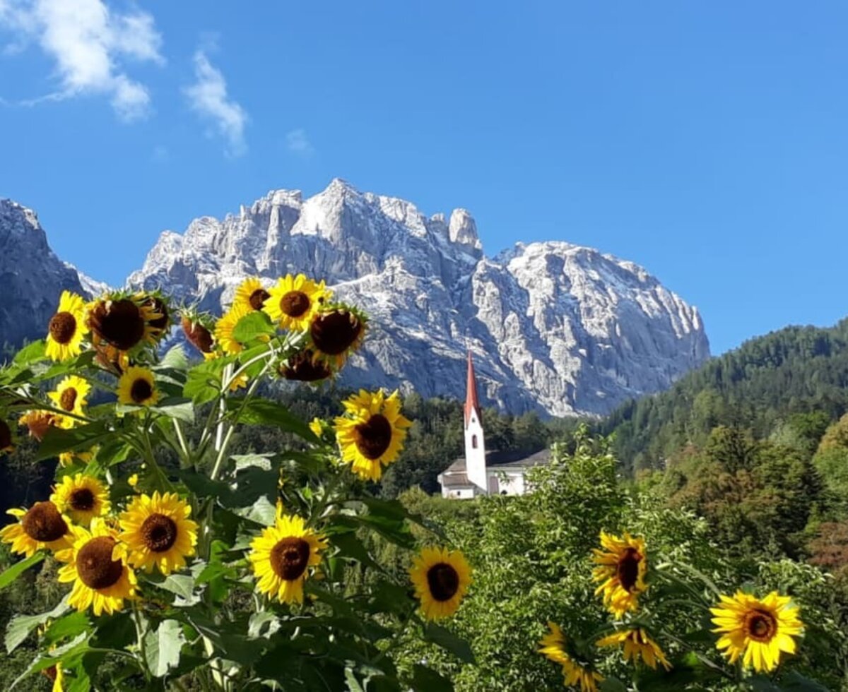 Aussicht auf die Lavanter Kirche und die Dolomiten