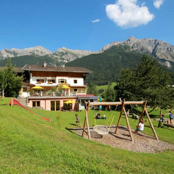 Pension Ladestatthof mit Spielplatz im Sommer