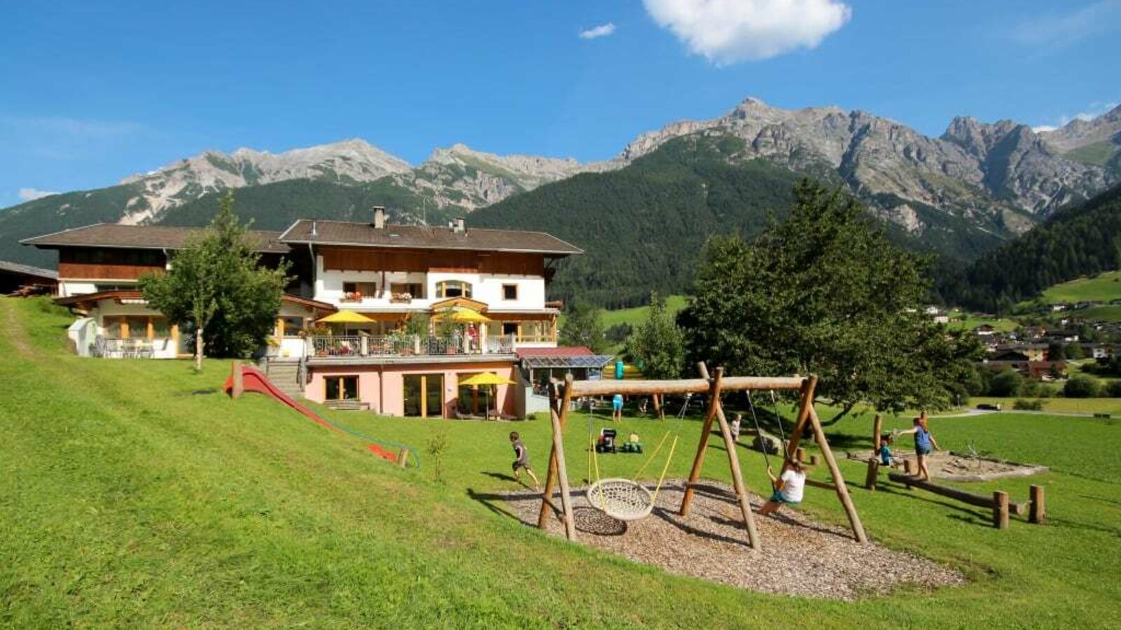 Pension Ladestatthof mit Spielplatz im Sommer