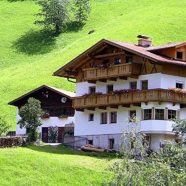 in unserem neuen Haus befinden sich zwei großzügige Wohnungen. Ebenerdig die Wohnung Ferner Kogel, im ersten Stock die Wohnung Rosskogel