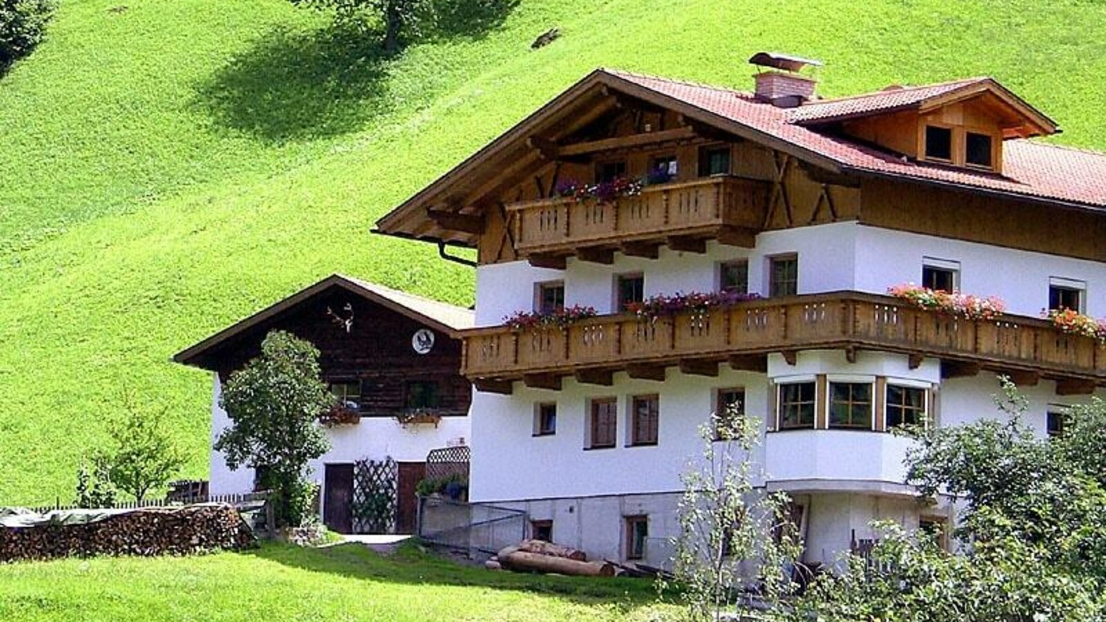 in unserem neuen Haus befinden sich zwei großzügige Wohnungen. Ebenerdig die Wohnung Ferner Kogel, im ersten Stock die Wohnung Rosskogel