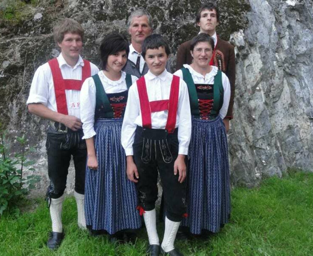 Familie Frischmann in orig. Ötztaler Tracht, die zu besonderen Anlässen, wie Brauchtumsveranstaltungen, kirchliche Festtage getragen wird