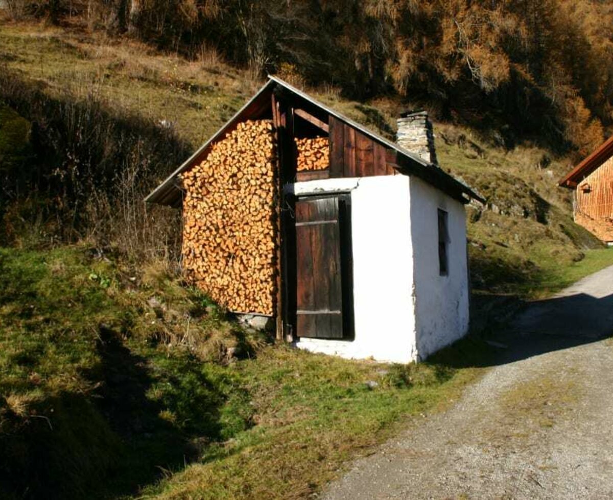 Räucherhaus: hier wird im Winter unser eigenes Schweinefleisch mit eigenen Holz und Sträuchermischungen geräuchert