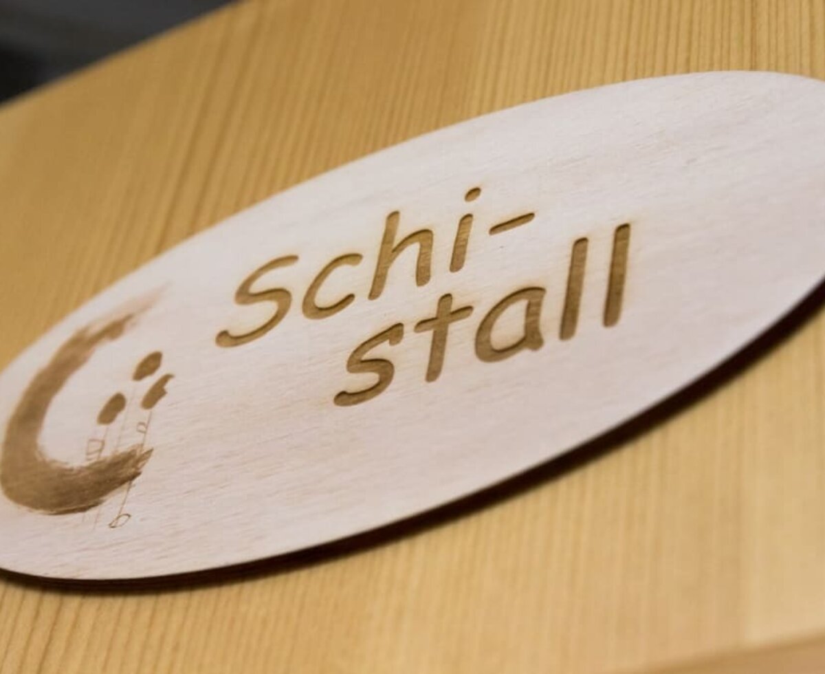 Schi-Stall zum Trocknen und Reparieren