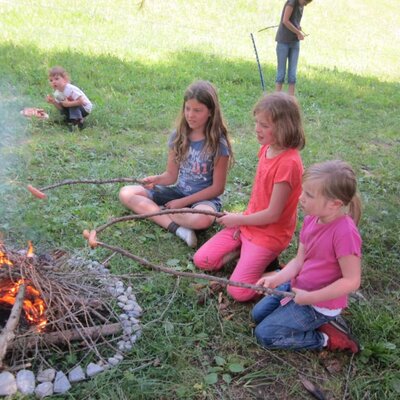 Grillen am Lagerfeuer nach dem Reiten