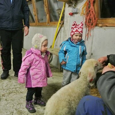 Kinder im Schafstall