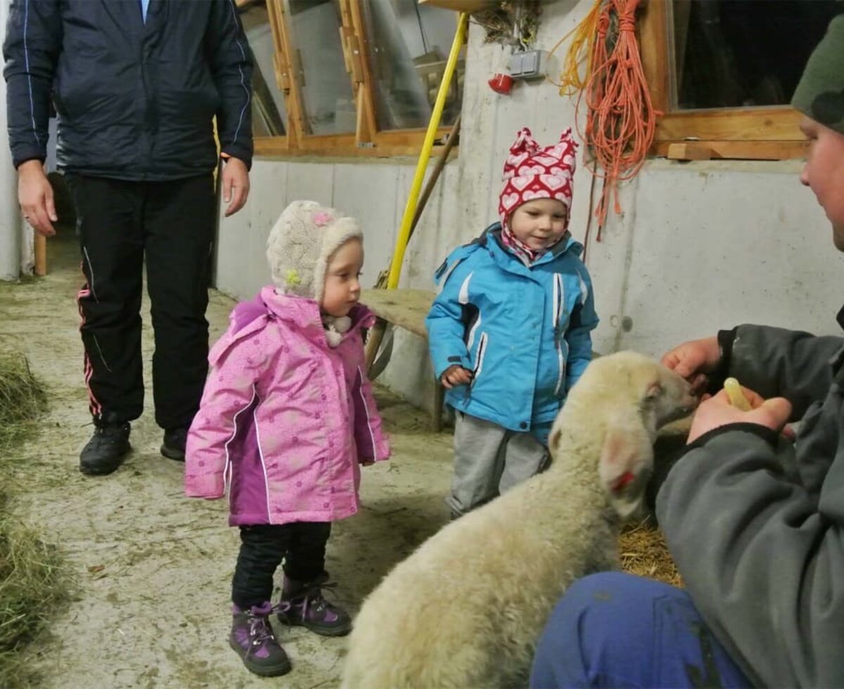 Kinder im Schafstall