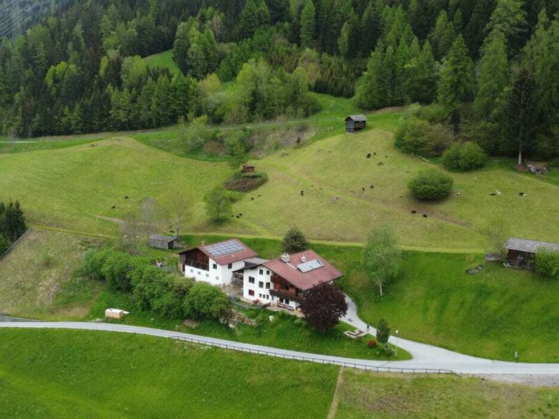 Unser Pfundserhof! Eingebettet in grüne Wiesen