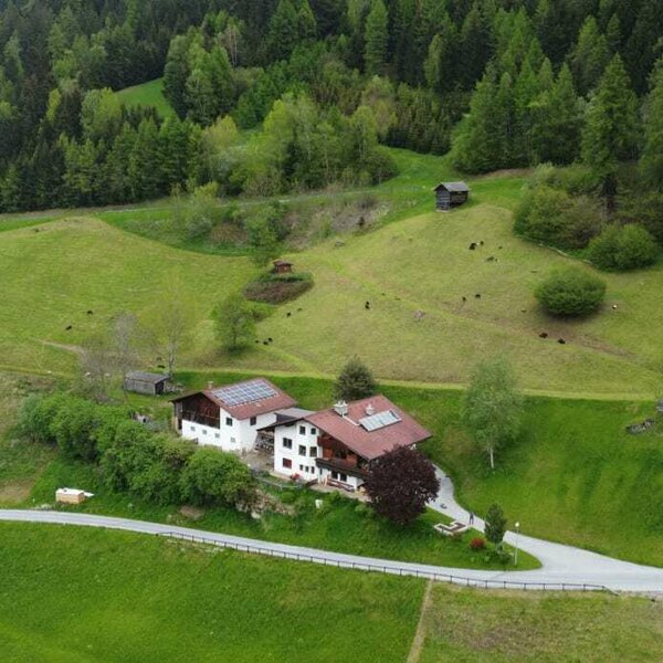 Unser Pfundserhof! Eingebettet in grüne Wiesen