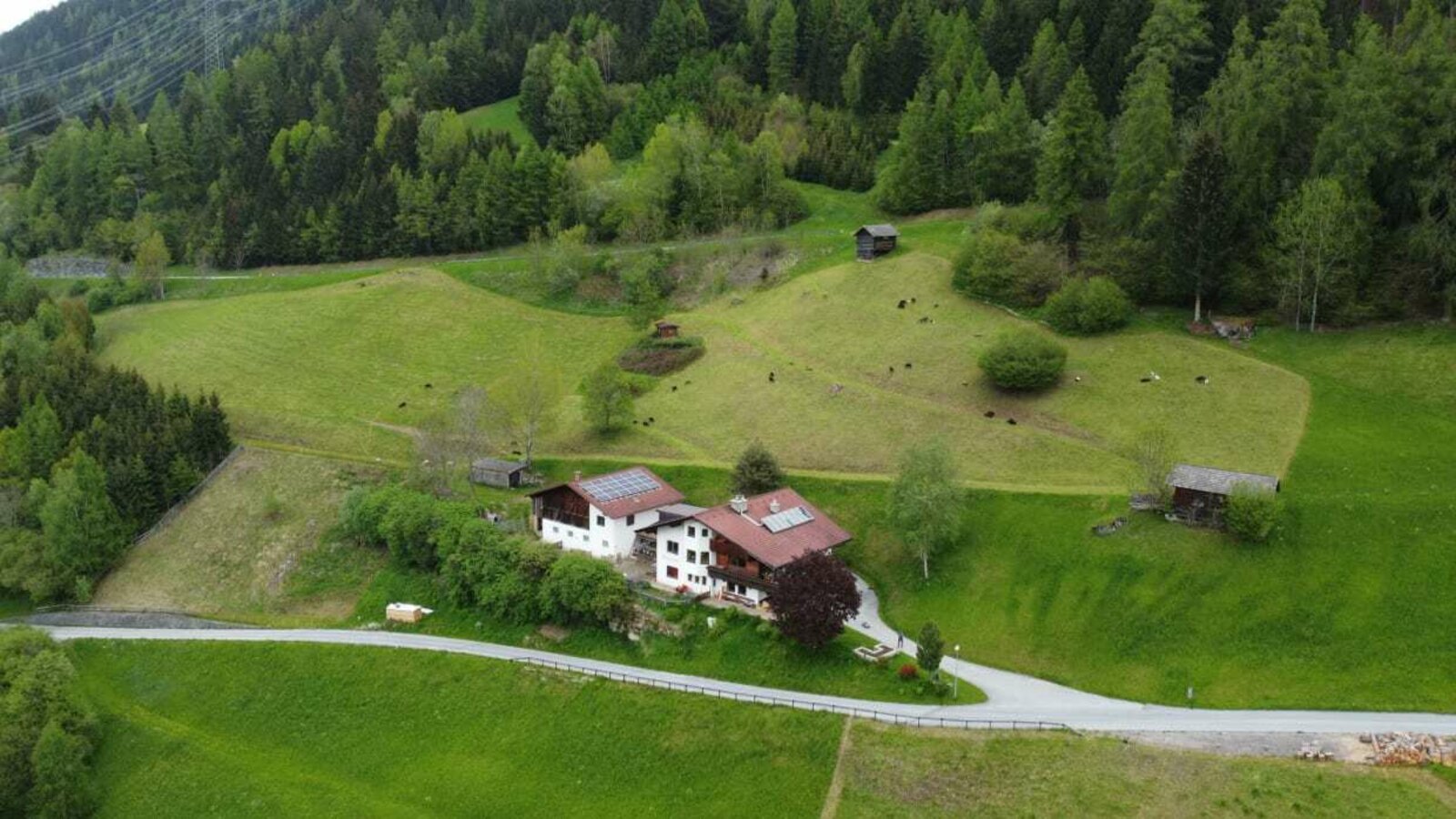 Unser Pfundserhof! Eingebettet in grüne Wiesen