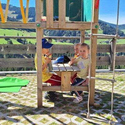 Gemütlich Sitzen beim neuen Spielplatz