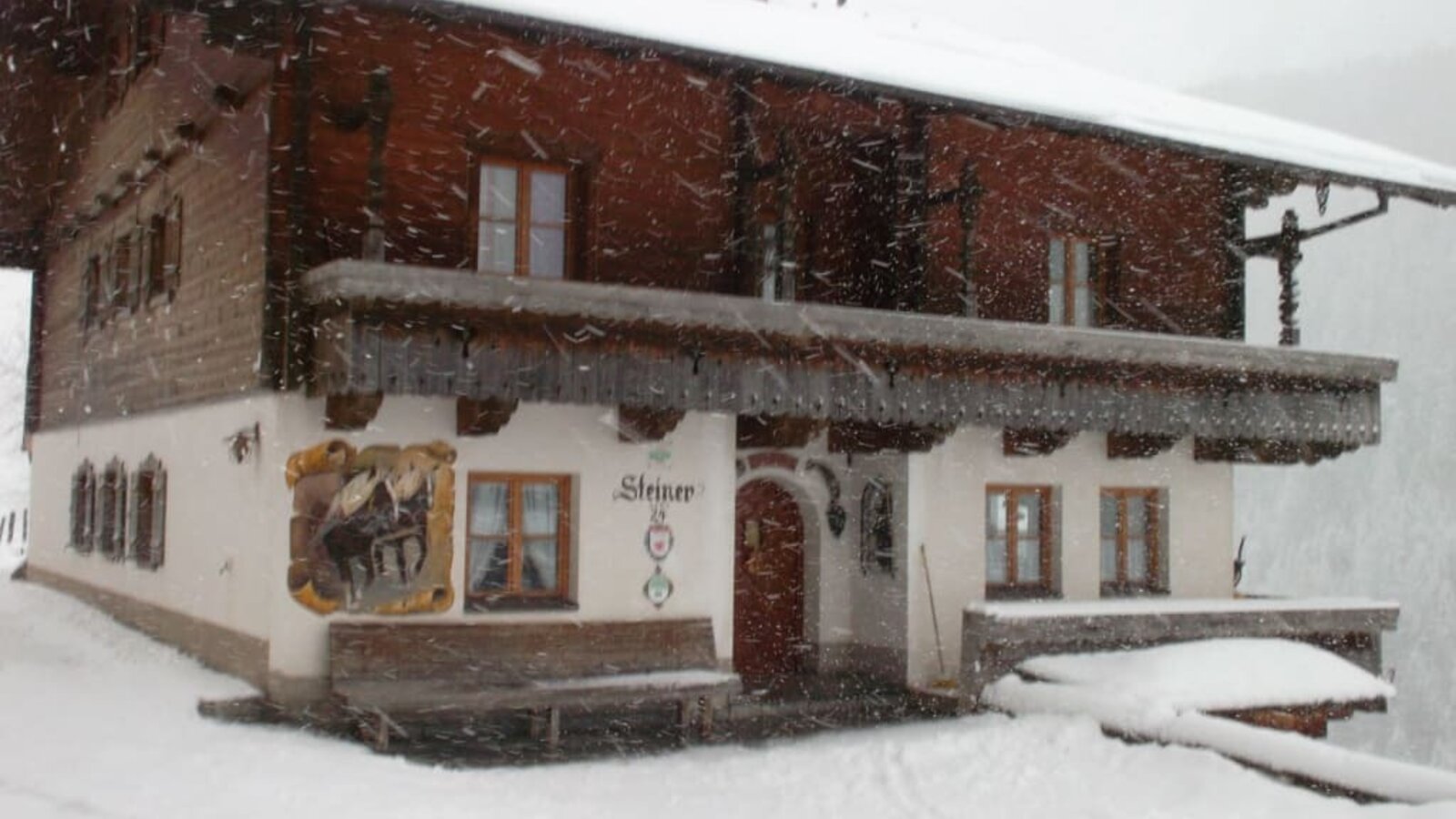 Bei Schnee und Sturm gemütliches beisammensitzen in der warmen Küche