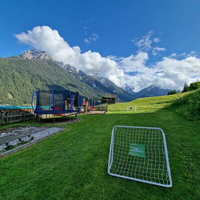 Spielplatz mit Barfußgarten