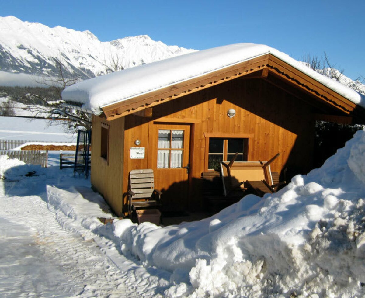 Unser Gartenhaus im Winter mit Blick auf die Nordkette