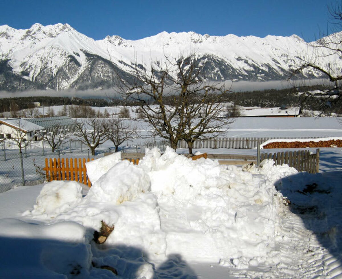 Ausblick auf die Nordkette hinter dem Haus