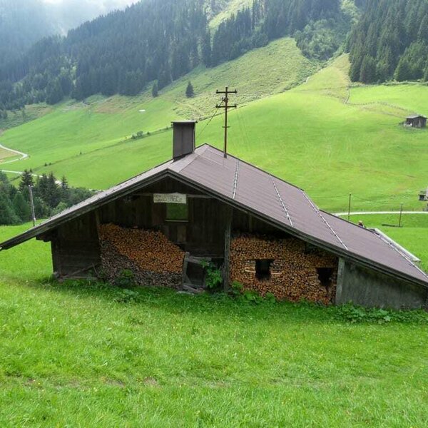 Hütte vom Feldweg aus