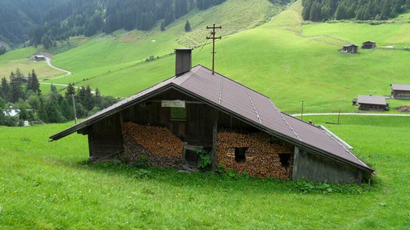 Hütte vom Feldweg aus