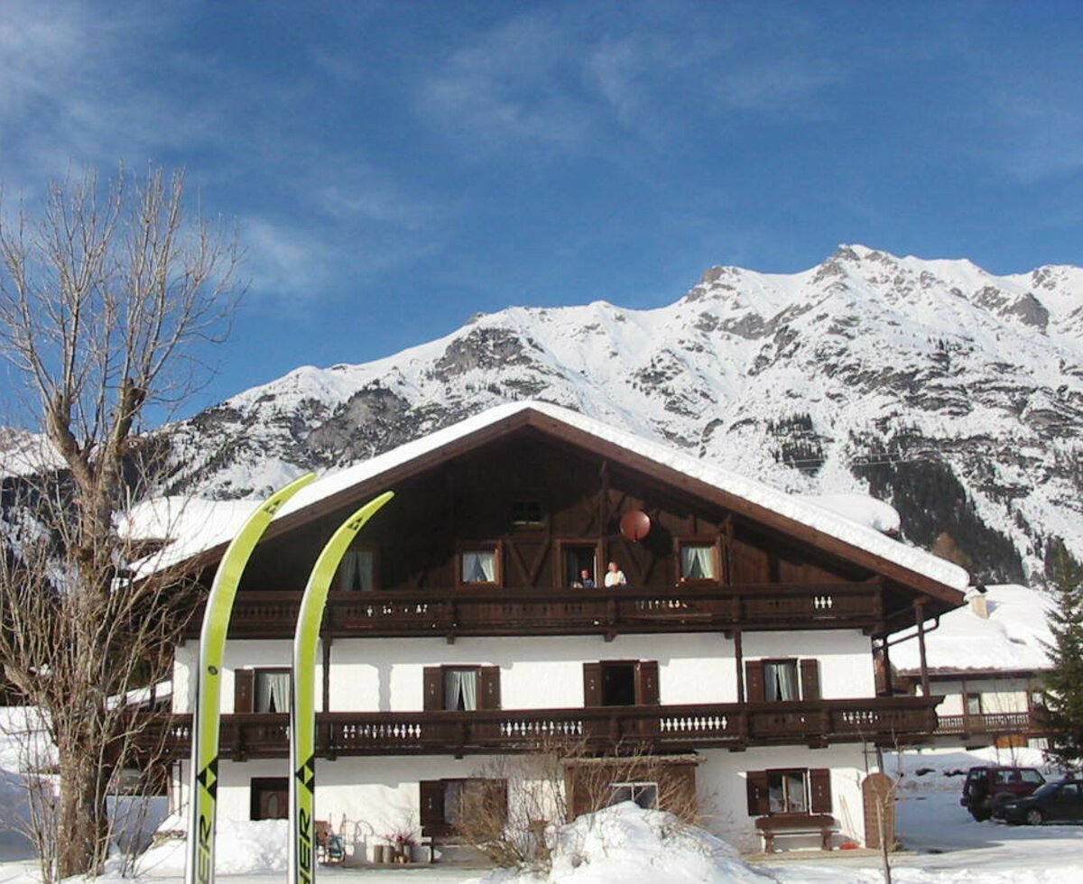 Blick von der Loipe auf den Tschaperhof