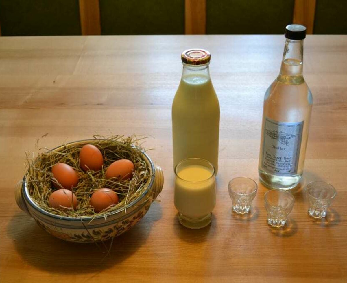 wir verwöhnen euch gerne mit Eier von unseren Hühnern, frischer Milch und verschiedene Schnäpse und Liköre