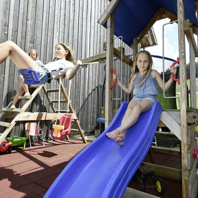 Kinder am Spielplatz