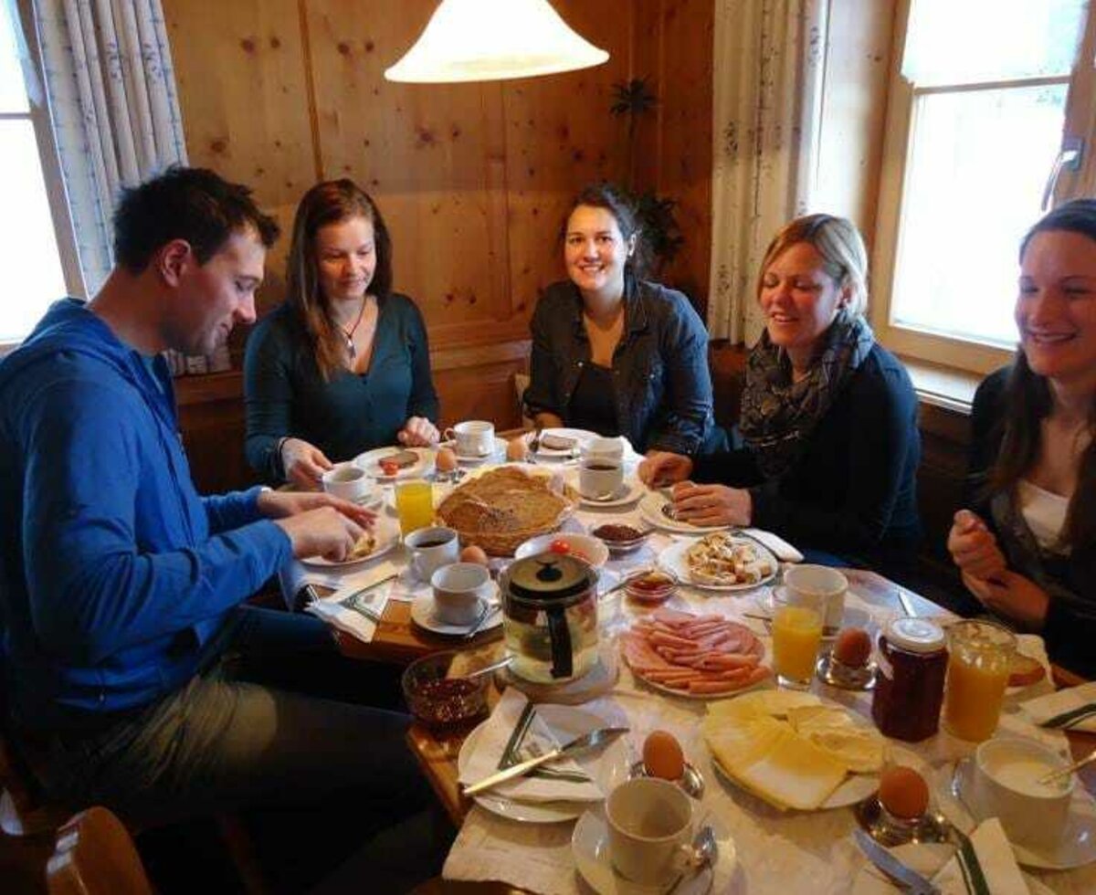 Unsere Gäste genießen das Frühstück in der Bauernstube.