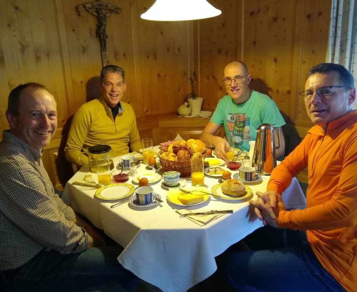 Unsere Belgischen Gäste beginnen ihren Schitag mit einem ausgiebigen Frühstück.