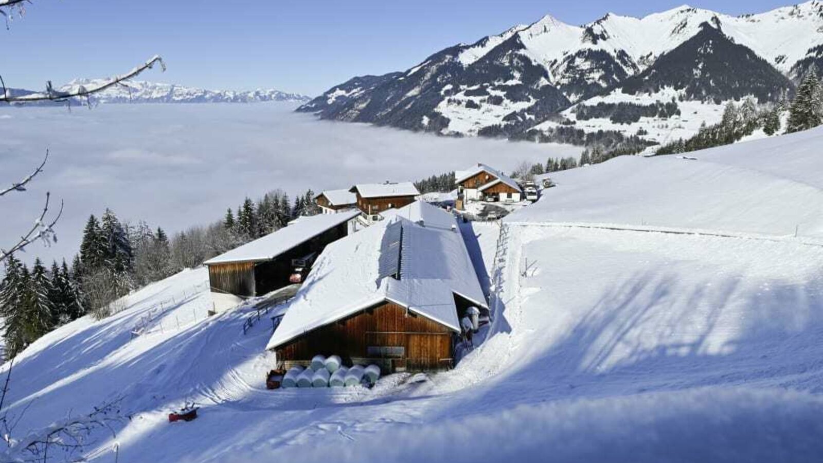 Unser Berghof mit Blick auf das Nebelmeer.