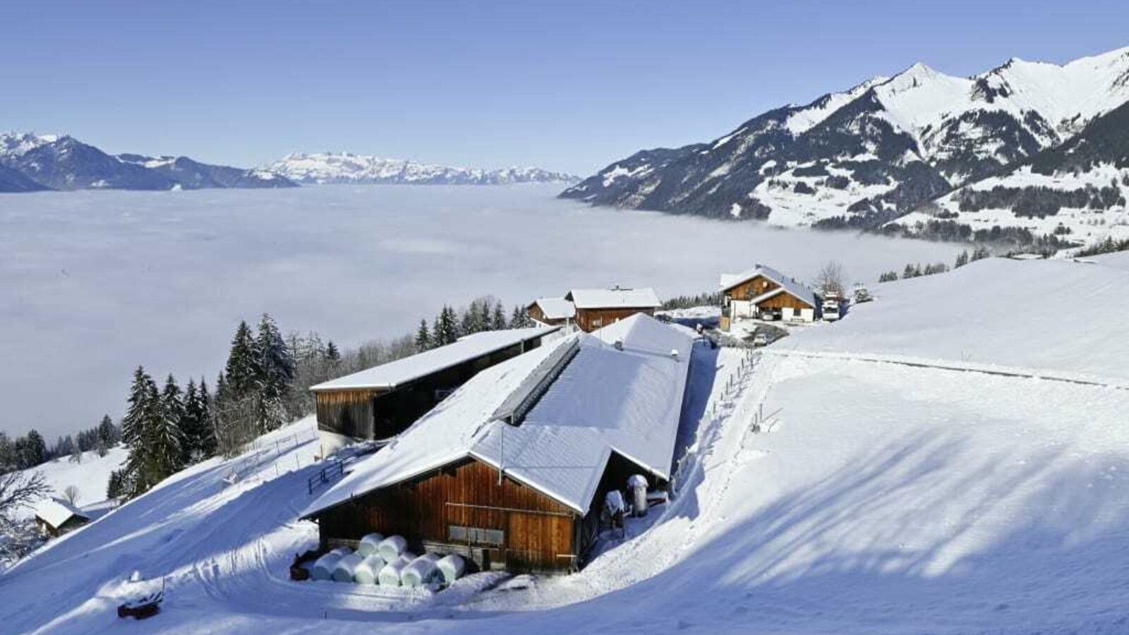 Eine Hausansicht des Berghof Burtscher im Winter.