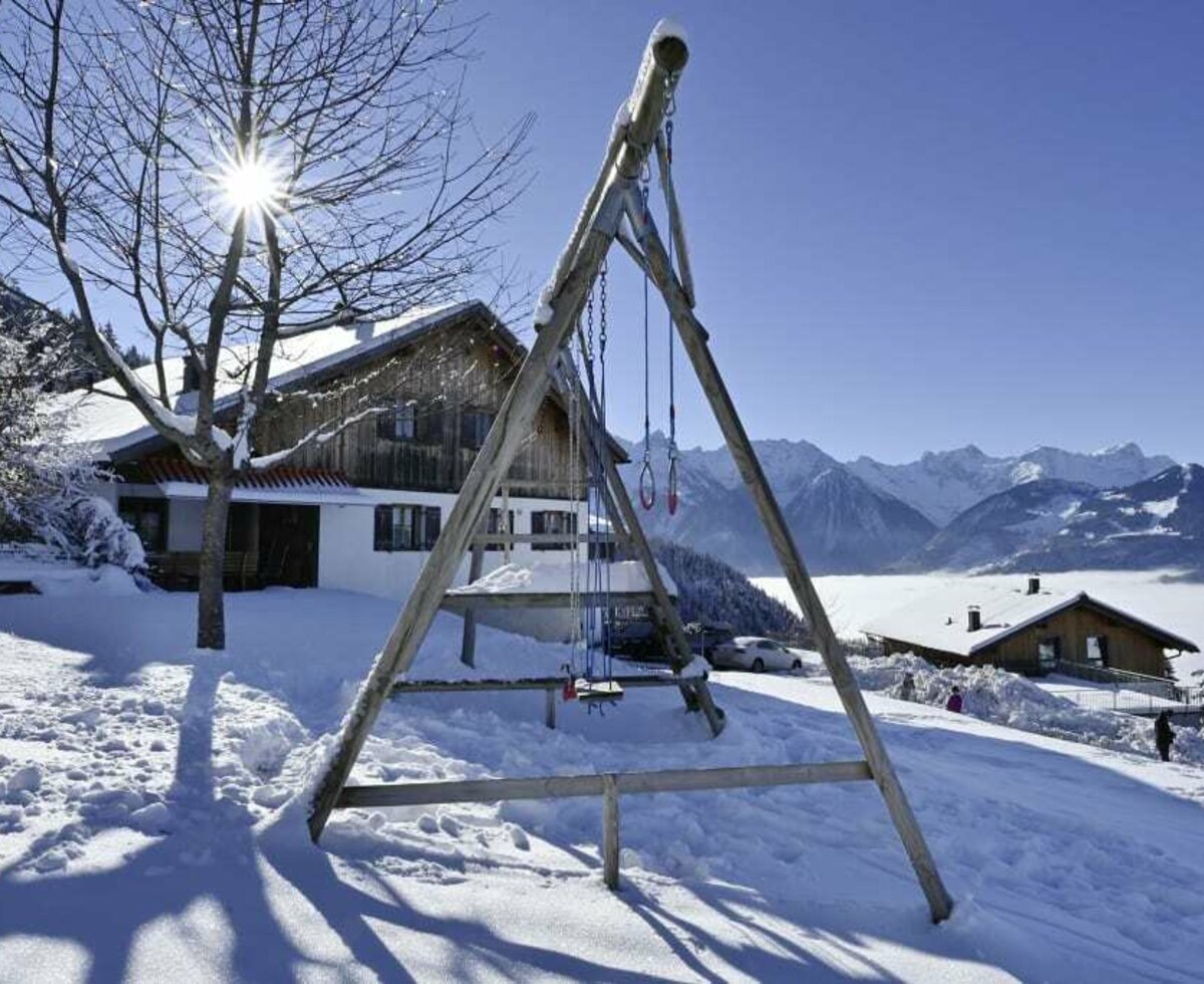 Eine Hausansicht des Berghof Burtscher im Winter.