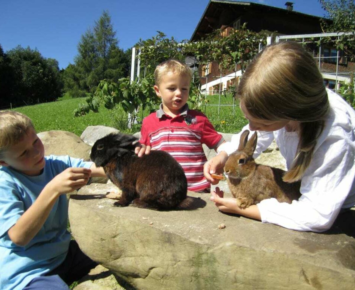 Kinder mit Häschen