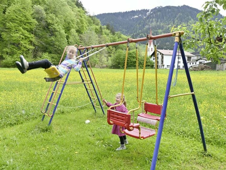 Kinder am schaukeln