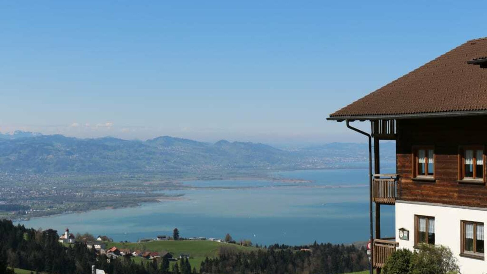 Bei uns können Sie einen fantastischen Panoramablick weit über den Bodensee und die Schweizer Bergwelt genießen.