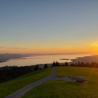 Unser Bauernhof ist der höchstgelegene Hof in der Region. Genießen Sie den fantastischen Blick über den Bodensee und die Schweizer Bergwelt.