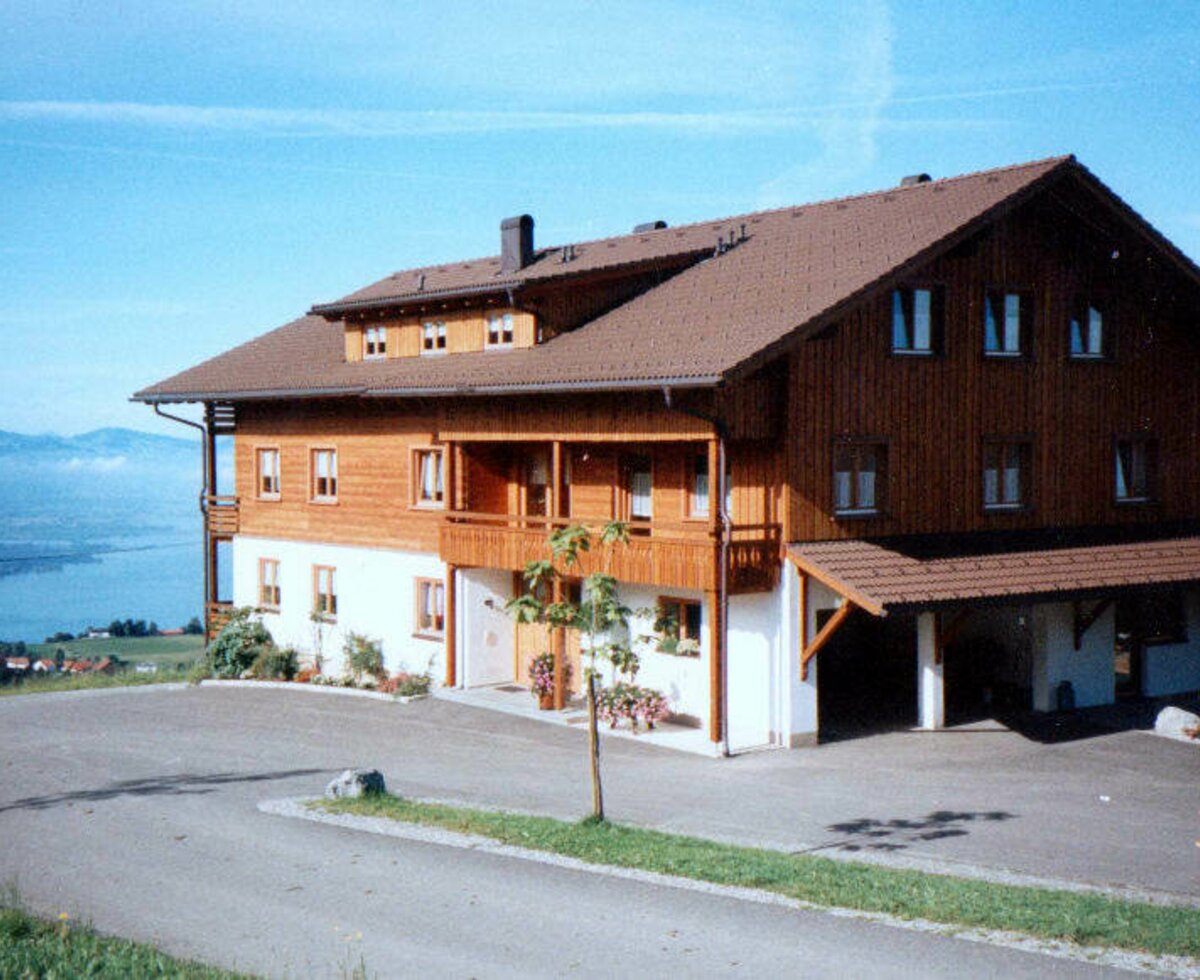 Unser Bauernhof ist der höchstgelegene Hof in der Region. Genießen Sie den fantastischen Blick über den Bodensee und die Schweizer Bergwelt.