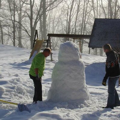 Schneemannbauen im Winter