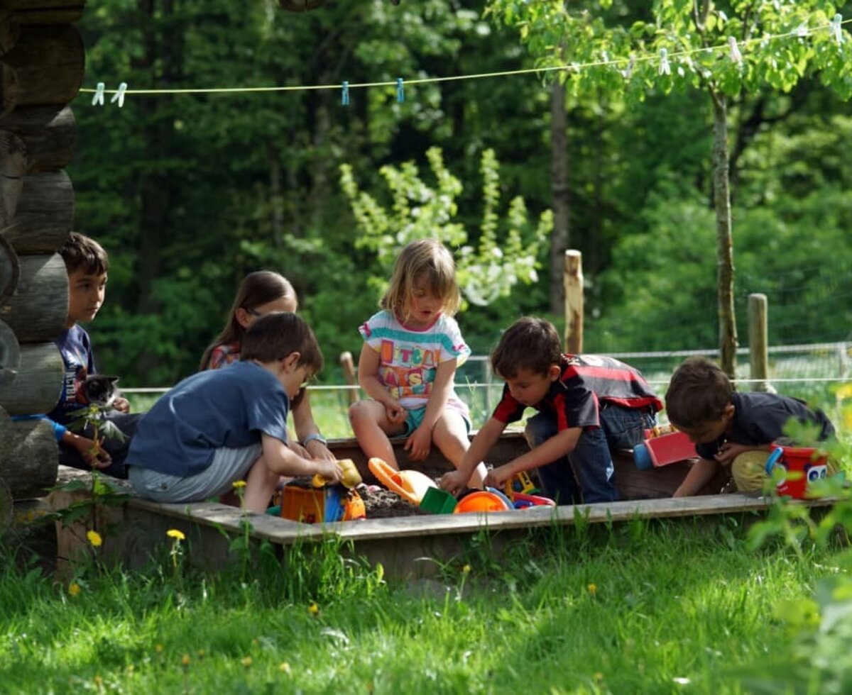 Kinder in der Sandkiste