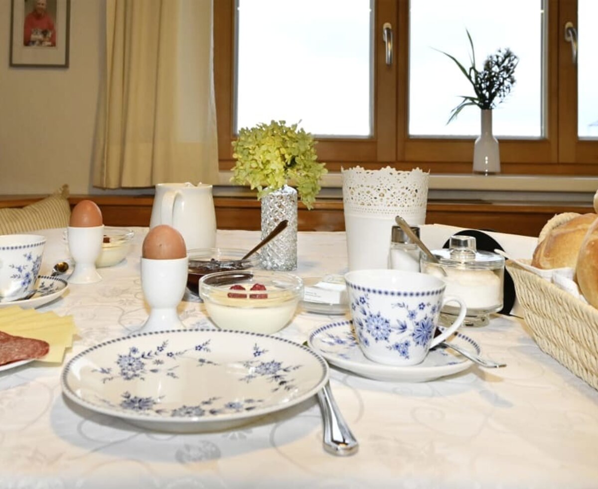 Hier sehen Sie den Frühstücksraum mit Ausblick, bei uns auf dem Ferienhof Kaufmann.