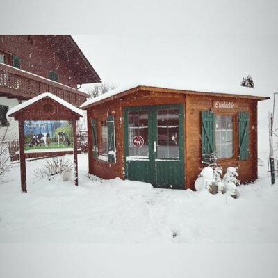 Unser Selbstbedienungsladen am Ferienhof Kopf im Winter, wo Sie unsere Hofprodukte kaufen können.