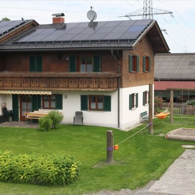 Terrasse mit Spielplatz