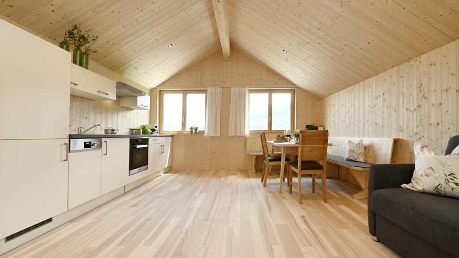 Geräumige Wohnküche. Ferienwohnung Blauer Himmel. Ferienhof Landerleben, Bregenzerwald.