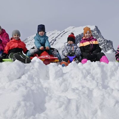 Kids beim Haus Bergquell. Familienurlaub im Winter im Bregenzerwald. Au-Schoppernau.