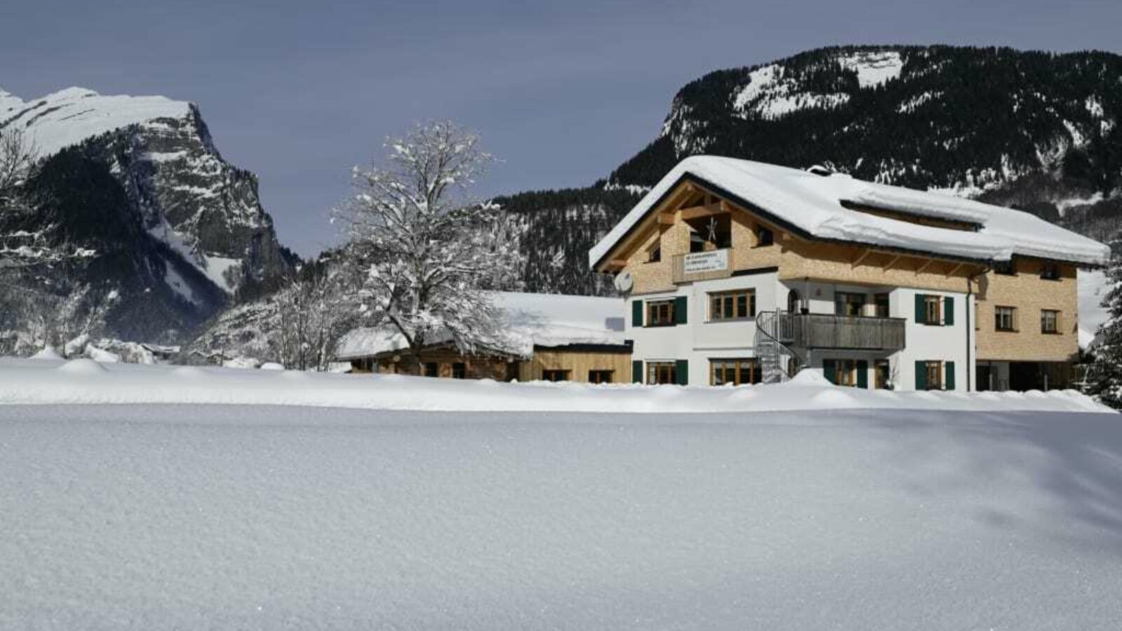 Haus Bergquell im Winter 2021. Apartments im Bregenzerwald.