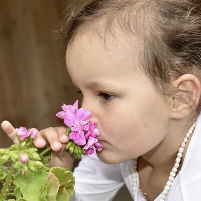 Kinder erfreuen sich an den Pflanzen und Tieren am Hof.