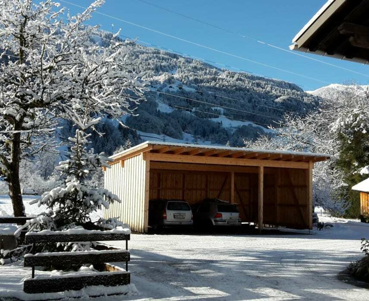 Carport auf dem Urlaubsbauernhof Hof im Feld