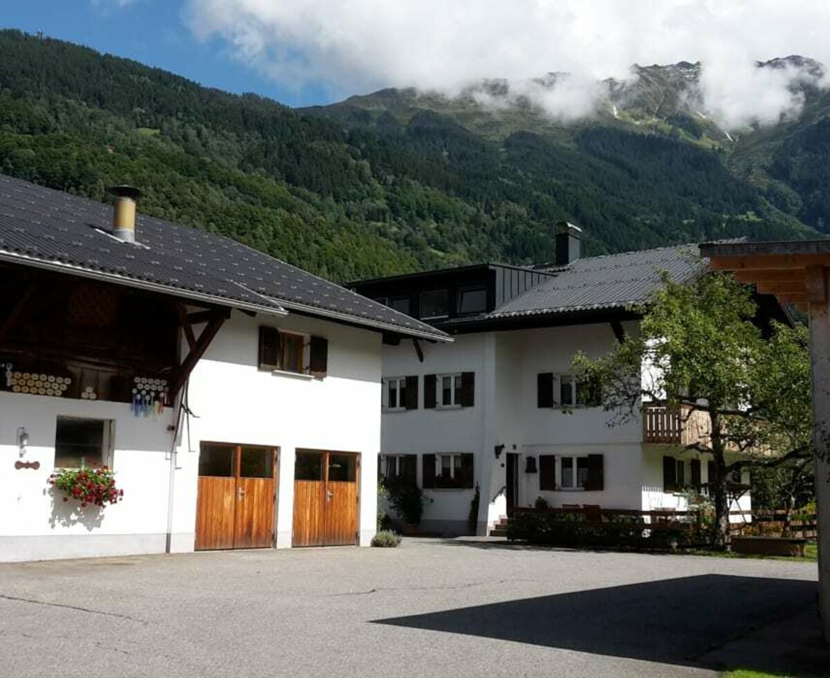 Hof im Feld der Ferienbauernhof für Naturliebhaber