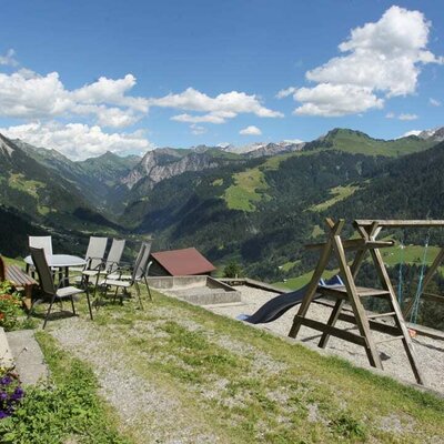 Gemütliche Sitzecke mit Spielplatz vor dem Haus