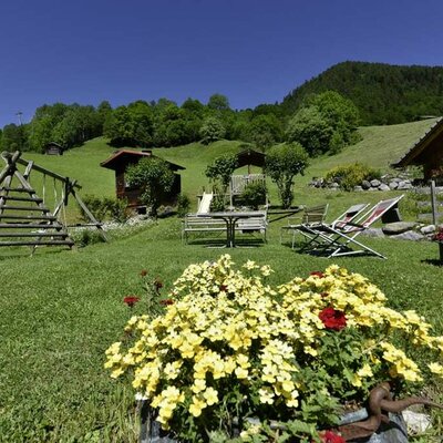 Weitläufiger Garten zum Entspannen am Pferdehof Alpenrose Brand, Vorarlberg.