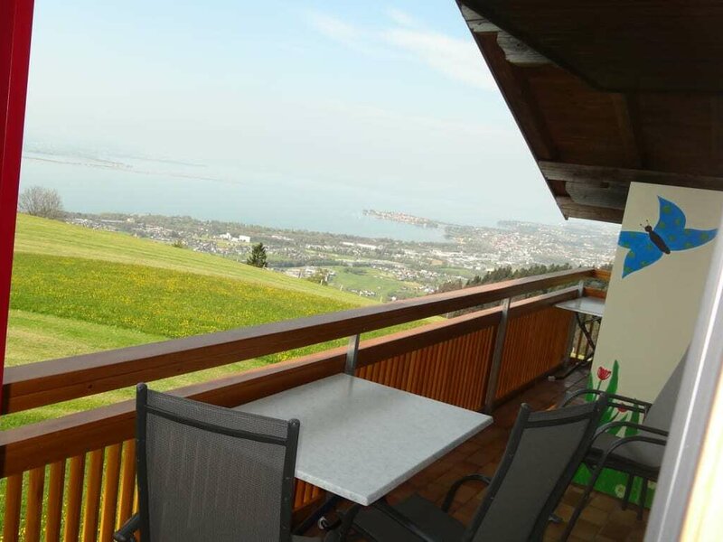 Blick vom Balkon aus unserer Ferienwohnung „Dreiländerblick“ über den Bodensee.