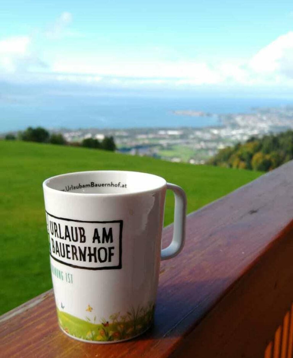 Wir wünschen mit einer Tasse Kaffee einen wunderschönen guten Morgen.